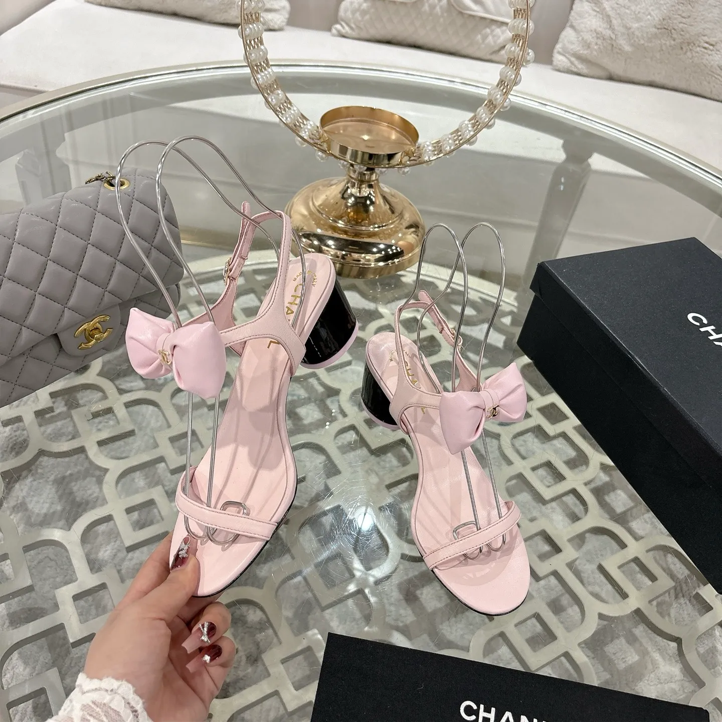 👟👟Ex-factory price 560👟👟 CHANEL 25ss spring and summer new counter top double C bow sandals. This classic design; bow with double C embellishment, playful and elegant, multiple color matching elements... Diversified mix and match is very beautiful and versatile, very light and comfortable on the feet, super delicate and elegant... ꫛꫀꪝ Go➫ Material: Upper: Original customized imported sheepskin Inner: Original custom-made sheepskin lining Outsole: Original custom-made Italian through-dyed genuine leather outsole Size: 35–40 (40 and 41 are custom-made and cannot be returned or exchanged)